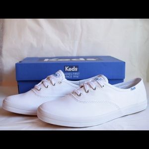 Women’s white keds size 7